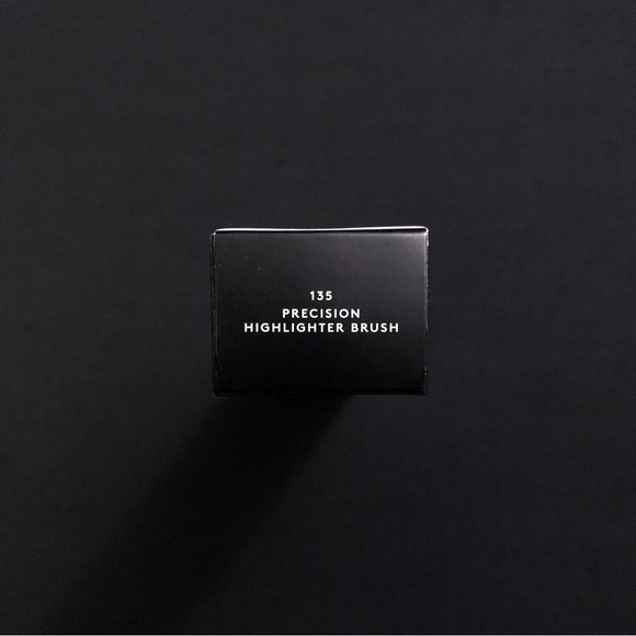 FENTY Precision Highlighter Brush 135 — Full Size - Picture 4 of 4